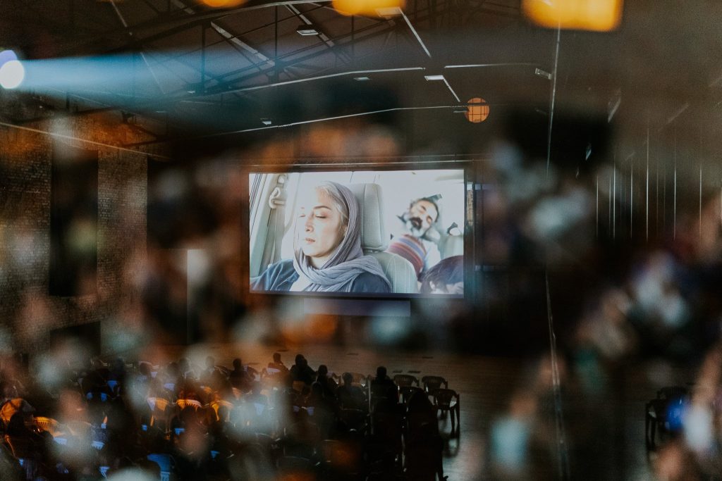 Nagrađeni filmovi i autori stižu pred zagrebačku publiku. Od brazilske drame „Još sam tu“ i talijanskog Oscara kandidata „Vermiglio“ do švicarske „Kasne smjene“ i kratkometražnih favorita, Cinehill donosi najbolje od svjetskog festivala u Laubu. Sve projekcije počinju u 20:30, ulaznice su u pretprodaji.